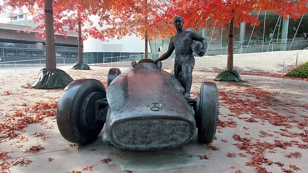Der Abguss des Denkmals für den Automobilrennfahrer Juan Manuel Fangio auf dem Vorplatz des Mercedes-Benz Museums in Stuttgart (2022).