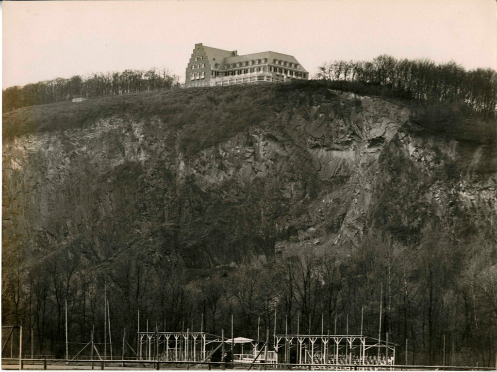 Berghotel Rittersturz, Ansicht vom Stadion Oberwerth, am unteren Bildrand ist die Tribüne zu erkennen (um 1930)