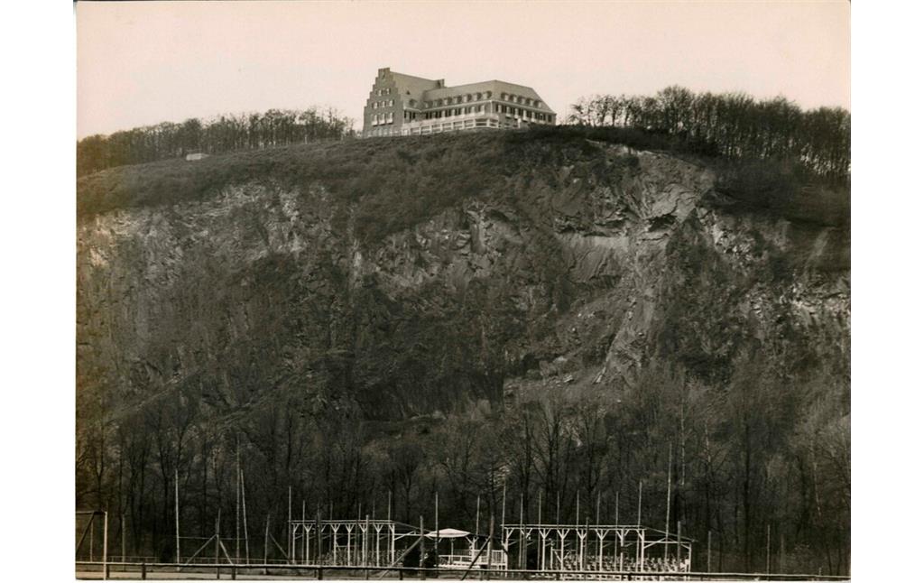 Berghotel Rittersturz, Ansicht vom Stadion Oberwerth, am unteren Bildrand ist die Tribüne zu erkennen (um 1930)