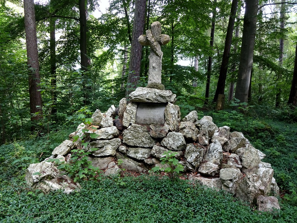 Frontansicht der Paulusgräber an der Neupfalz (Schöneberg) im Soonwald (2016)