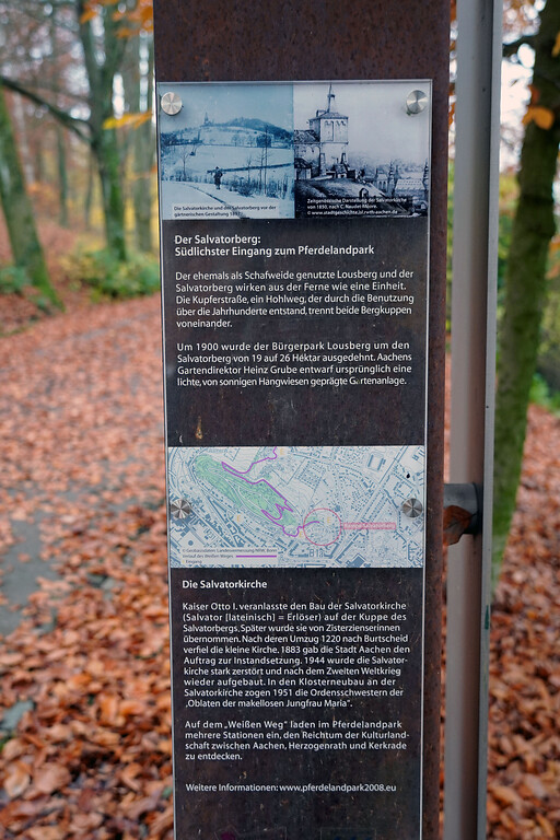 Informationsschild zum Salvatorberg und der Salvatorkirche im Stadtbezirk Aachen-Mitte (2021).