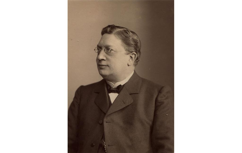 Porträtfotografie des Hottenbacher Pfarrers D. Albert Hackenberg (1890er Jahre)