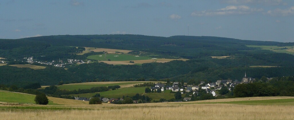 Blick auf Berglicht, das Tal der Großen Dhron, den Ort Horath, die Anhöhen Haardtkopf und Ranzenkopf sowie den Haardtwald (2022)