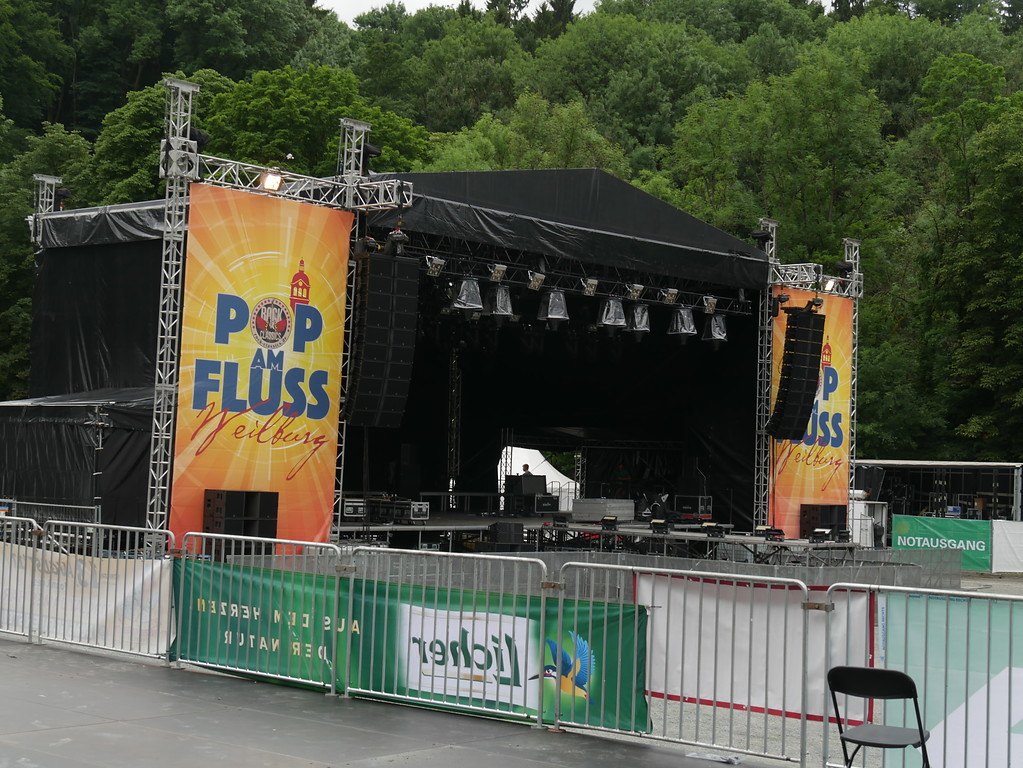 Die Lahn als Veranstaltungsort: Bühne des Festivals "Pop am Fluss" in Weilburg (2017)