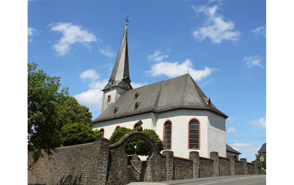 Die Kirche Mariä Himmelfahrt in Helferskirchen, von der Hauptstraße aus (2020).