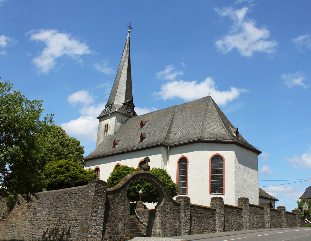 Die Kirche Mariä Himmelfahrt in Helferskirchen, von der Hauptstraße aus (2020).