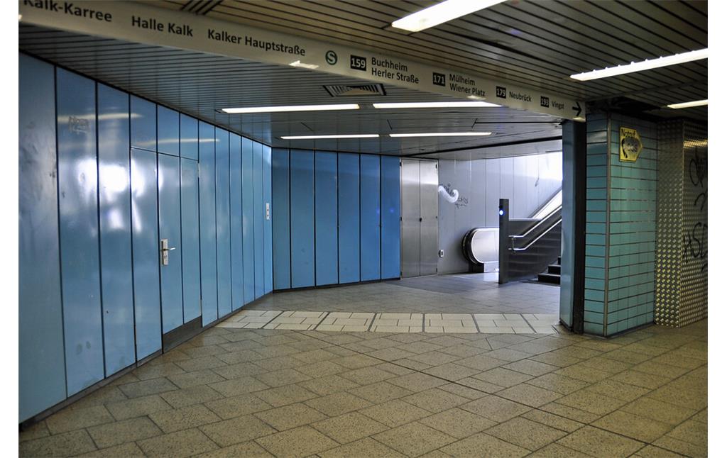 Einer der drei Zugänge zur Zwischenebene der Haltestelle Kalk Post in Köln-Kalk. Durch die hellen Bodenplatten ist der Bereich erkennbar, an dem die rund 40 cm dicken Stahltüren das Innere der Haltestelle zum Schutz vor einem Atomschlag o. Ä. hermetisch abgeriegelt hätten (2020).