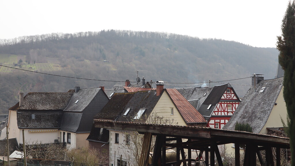 Historische Dachlandschaft in Sankt Aldegund mit vorwiegend steilen und schiefergedeckten Satteldächern. Blick in Richtung Mosel (2020).