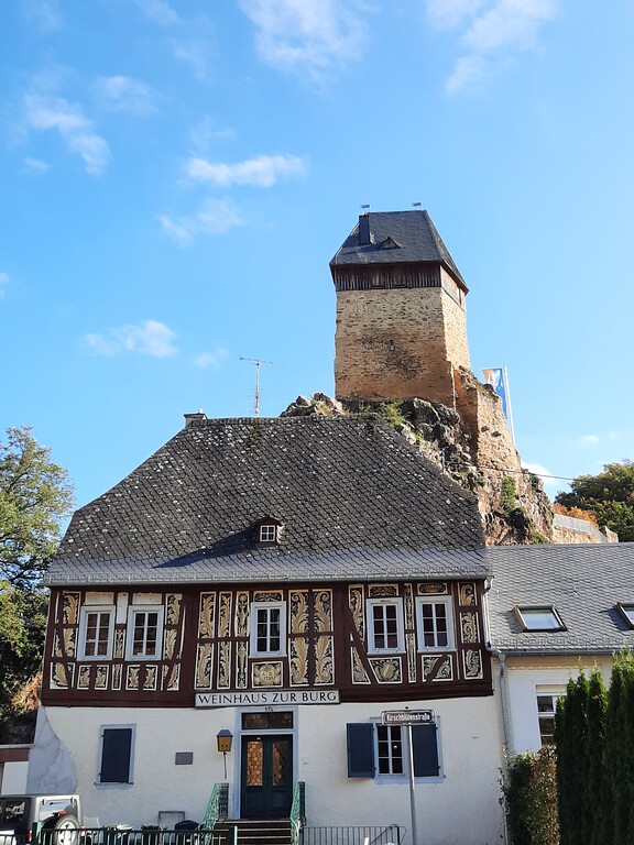 Das um 1330 errichtete "Weinhaus zur Burg" im Vordergrund, dahinter der Turm der Burg Frauenstein (2020)