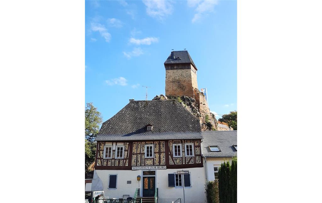 Das um 1330 errichtete "Weinhaus zur Burg" im Vordergrund, dahinter der Turm der Burg Frauenstein (2020)
