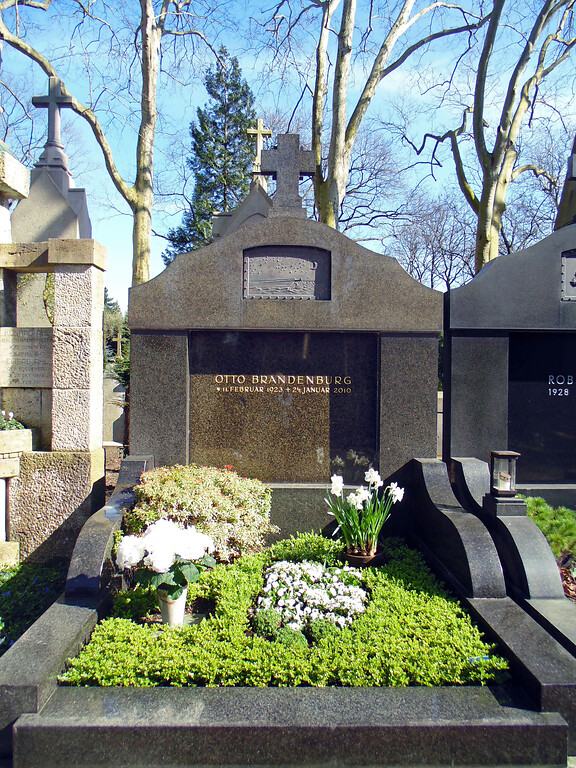 Die massive Grabstätte des Eishockeyspielers Otto Brandenburg auf dem Melatenfriedhof in Köln-Lindenthal (2020).