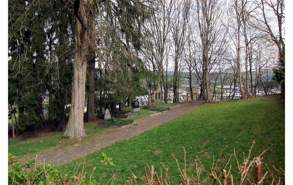 Teil des Jüdischen Friedhofs am Ersfeld in Eitorf mit Gräbern und umgebendem Baumbestand (2014)