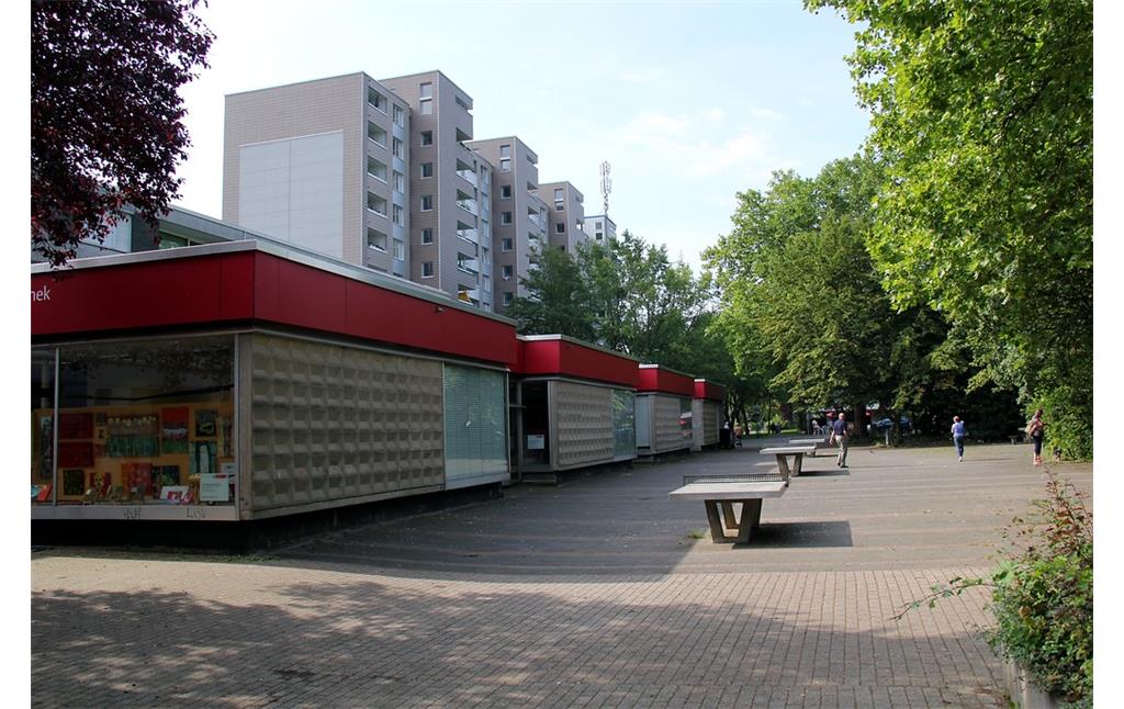 Einkaufszentrum im Kölner Stadtteil Neubrück (2015)