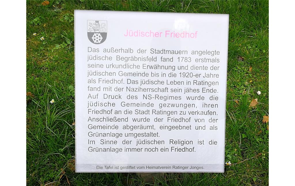 Vom Heimatverein "Ratinger Jonges" gestiftete Informationstafel am Jüdischem Friedhof in der Werdener Straße in Ratingen (2019).