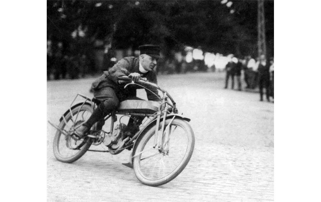 Historische Aufnahme des Rennfahrers Wilhelm Etzbach auf einer "Herko"-Rennmaschine bei einem Motorradrennen im Köln-Lindenthaler Stadtwald 1924.