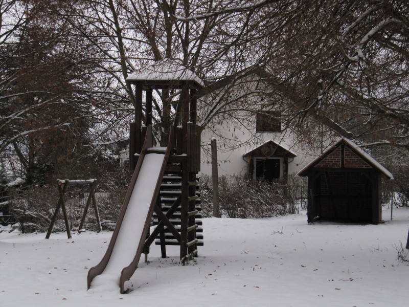 Abenteuerspielplatz und ehemaliges Wiegehäuschen auf der Hohengrub in Hunzel (2012).