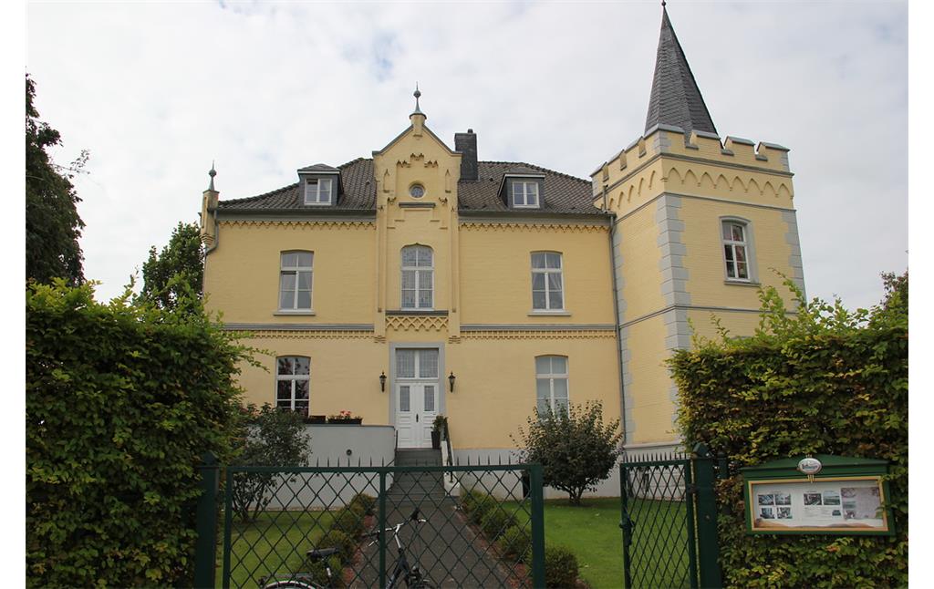 Das Hauptgebäude von Haus Grieth in Kalkar-Grieth (2014).