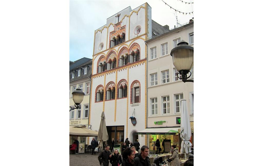 Das aus dem hohen Mittelalter stammende Trierer Dreikönigenhaus in der Simeonstraße (2013)