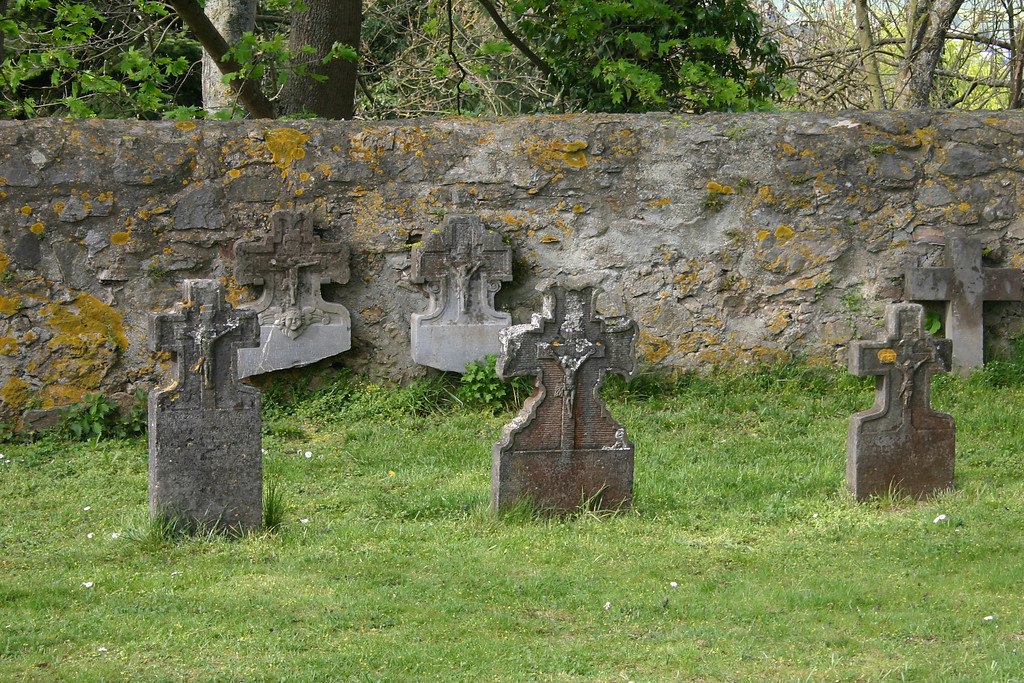 Grabdenkmäler auf dem Friedhof an der St. Lubentius-Kirche in Dietkirchen (2014)