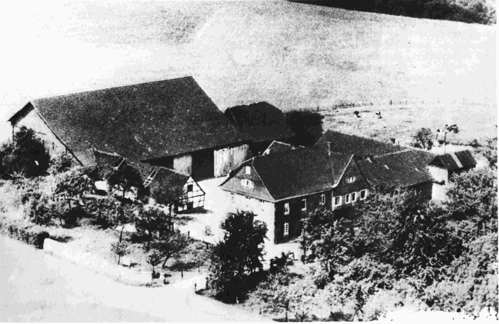 Historische Aufnahme des Hofs Hochdahl (Hochdahler Hof) in Erkrath von um 1920.