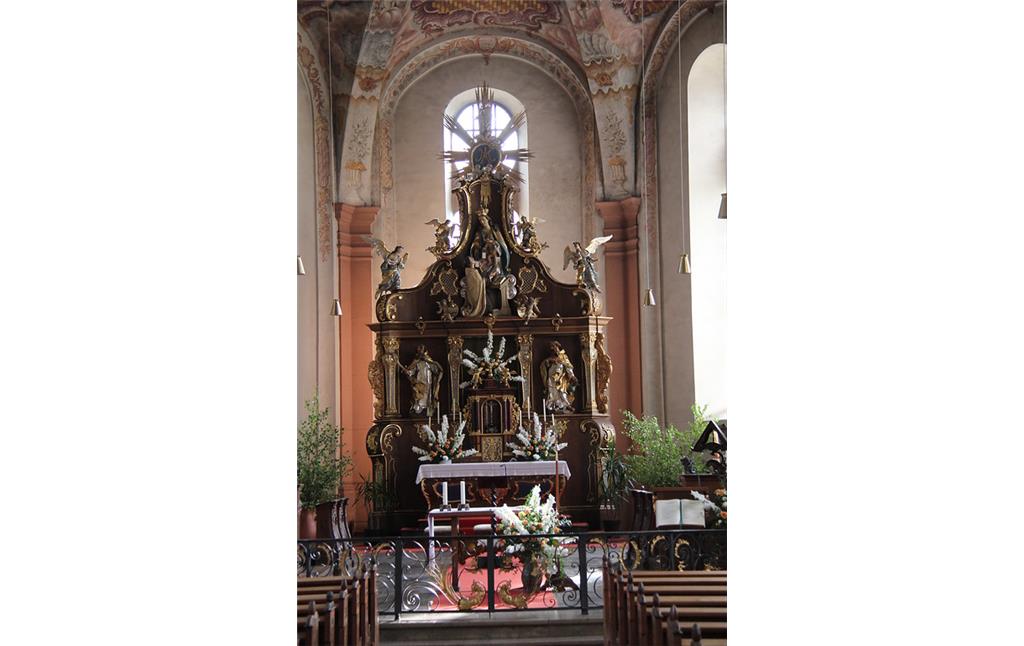 Der Chor mit dem Hauptaltar der Klosterkirche Springiersbach (2015).