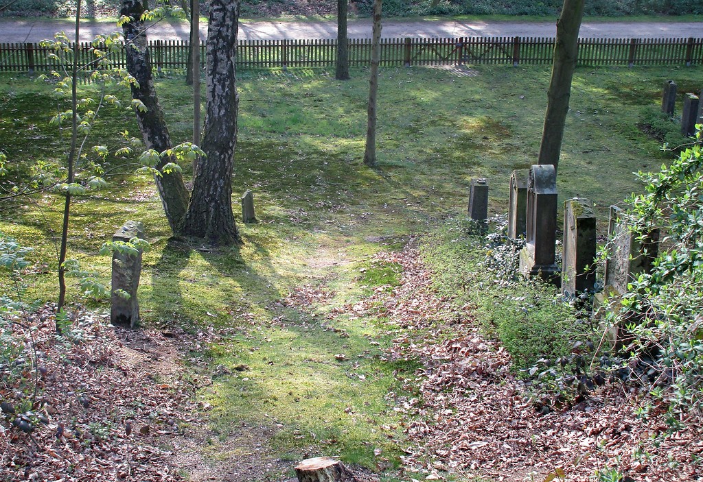 Gräberreihe auf dem nach Nordwesten hin ansteigenden Gelände des jüdischen Friedhofs "Bönninghardter Heide" am Xantener Weg bei Issum (2016).