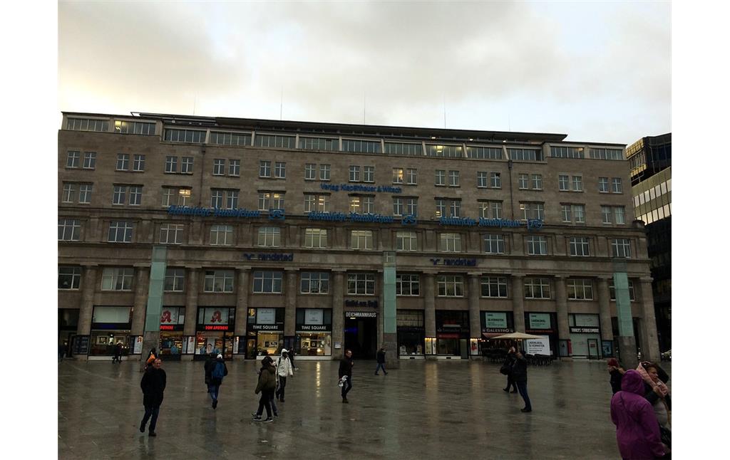 Das Deichmannhaus in der Kölner Altstadt an einem regnerischen Tag vom Bahnhofsvorplatz aus gesehen (2019).