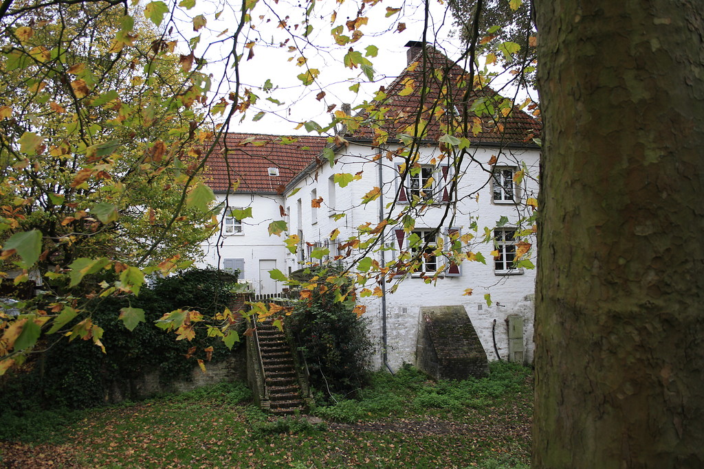 Ehemalige Wasserburg Haus Götterswick in der heutigen Straße Oberer Hilding in Götterswickerhamm. Ein Teil der Gräfte ist noch zu erkennen, führt aber kein Wasser mehr (2014).