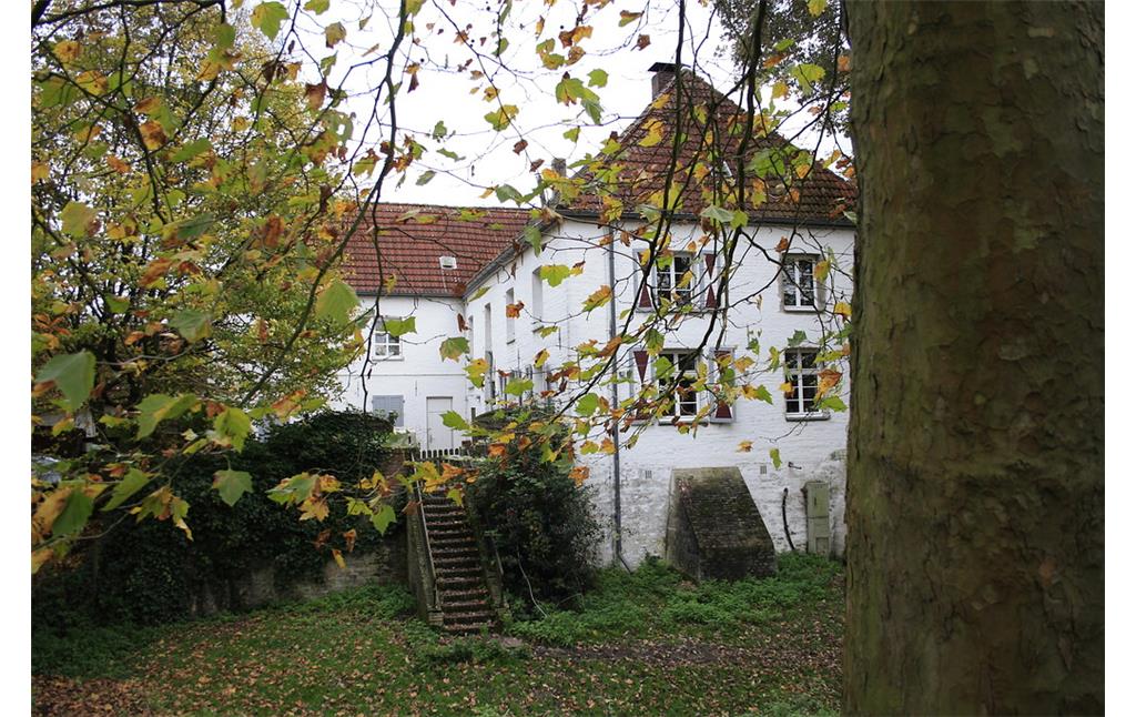 Ehemalige Wasserburg Haus Götterswick in der heutigen Straße Oberer Hilding in Götterswickerhamm. Ein Teil der Gräfte ist noch zu erkennen, führt aber kein Wasser mehr (2014).