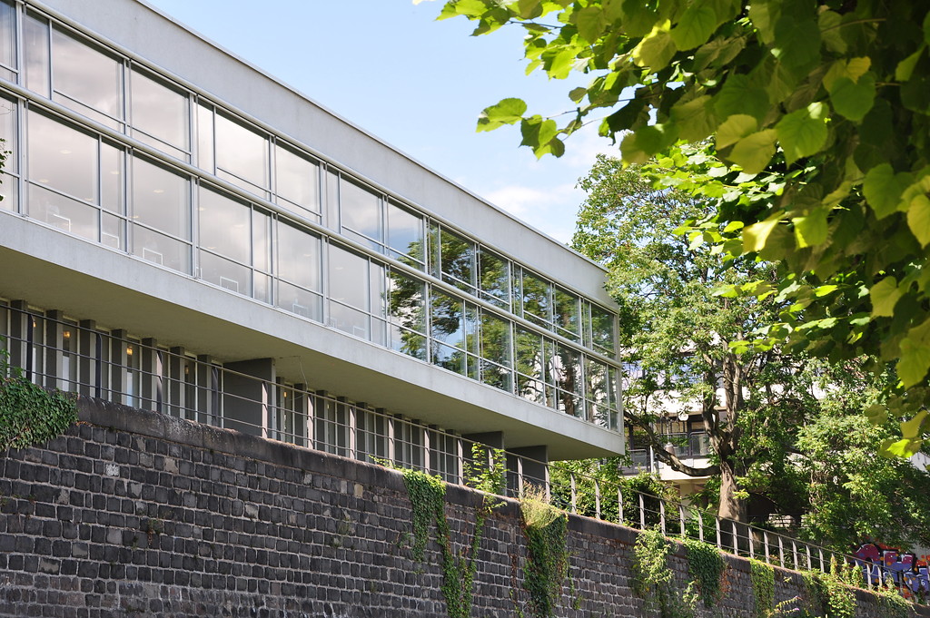 Blick gen Nordwesten von der Rheinpromenade auf die charakteristische Rückseite der Universitäts- und Landesbibliothek Bonn (2017)