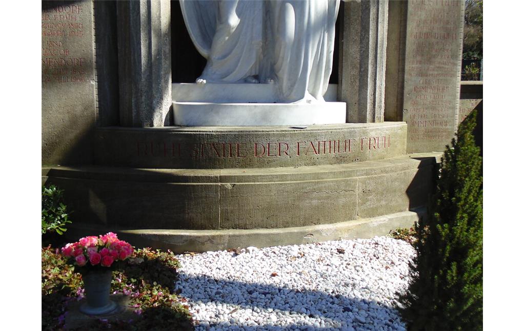 Detailansicht der Grabstätte der Familie Früh auf dem Friedhof Melaten (2020)
