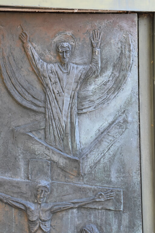 Detailaufnahme des zweiflügeligen Portals mit Bronzeplatten