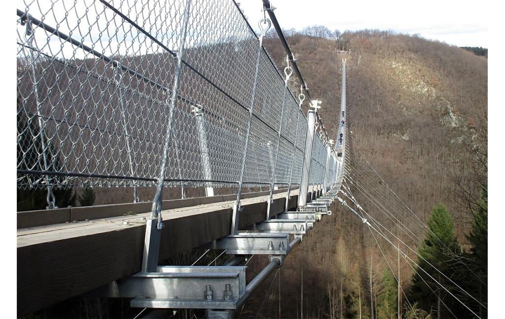 Blick über die Konstruktion der 2015 eröffneten Fußgängerseilbrücke "Geierlay" in Richtung Mörsdorf (2017).