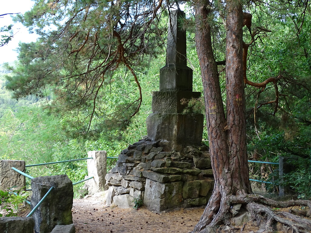 Obelisk "Straßburger Stein" bei Edenkoben (2020)