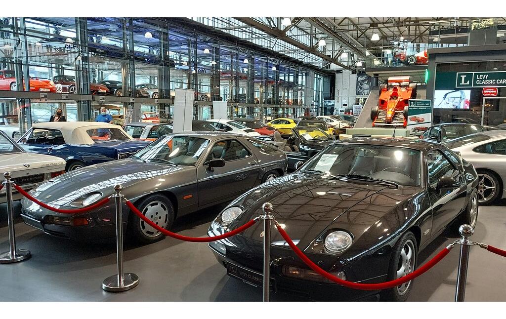 Fahrzeugausstellung im automobilen Dienstleistungszentrum "Motorworld Köln" in der früheren Flugzeughalle des Flughafens Köln-Butzweilerhof (2021).