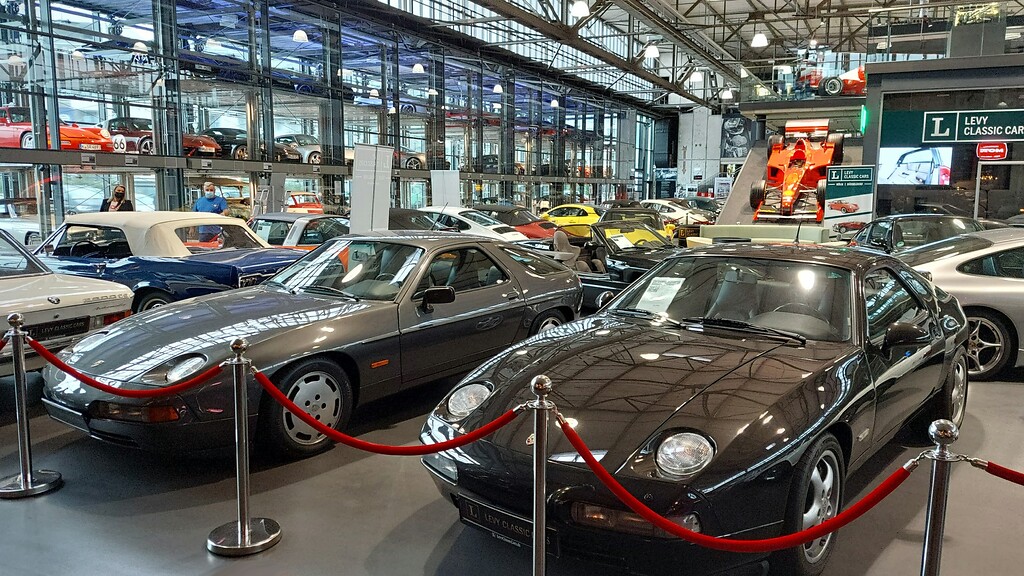 Fahrzeugausstellung im automobilen Dienstleistungszentrum "Motorworld Köln" in der früheren Flugzeughalle des Flughafens Köln-Butzweilerhof (2021).