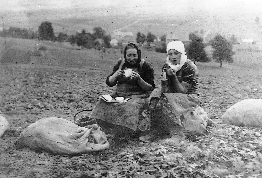 Bäuerinnen bei der Frühstückspause während der Kartoffelernte in Bereborn, nahe Kelberg (1935)