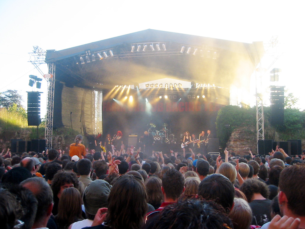 Open Air-Konzertveranstaltung auf dem Gelände der Trierer Kaiserthermen (2005). Die Band 'Farin Urlaub Racing Team' spielt auf einer Bühne, die im früheren Bereich der antiken Bäder steht.