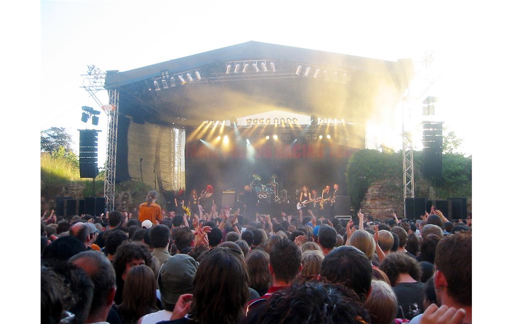 Open Air-Konzertveranstaltung auf dem Gelände der Trierer Kaiserthermen (2005). Die Band 'Farin Urlaub Racing Team' spielt auf einer Bühne, die im früheren Bereich der antiken Bäder steht.