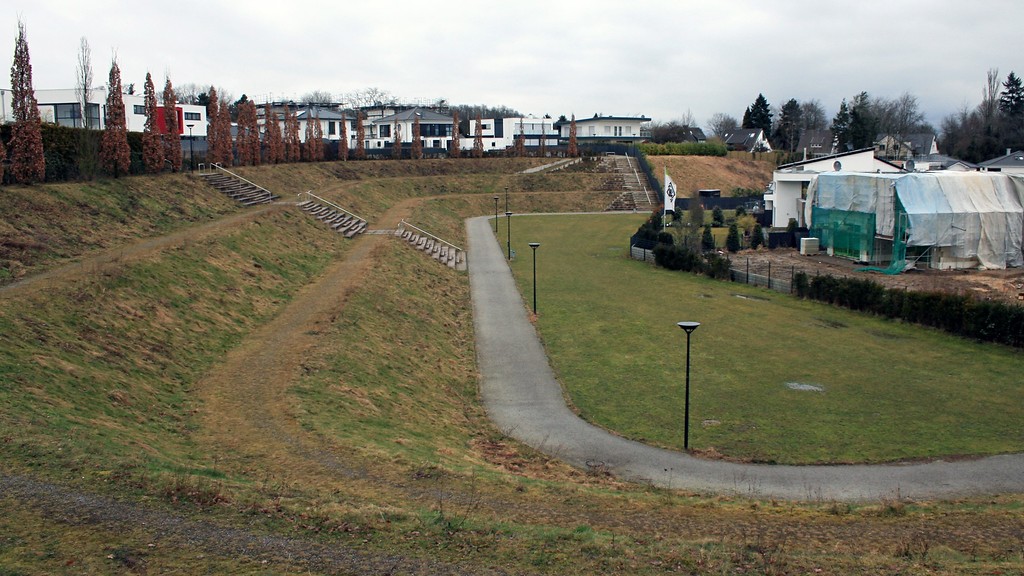 Die Terrassen der ehemaligen westlichen Haupt- und Nordtribüne des Bökelbergstadions und die voranschreitende Bebauung des früheren Spielfeldes (2015).