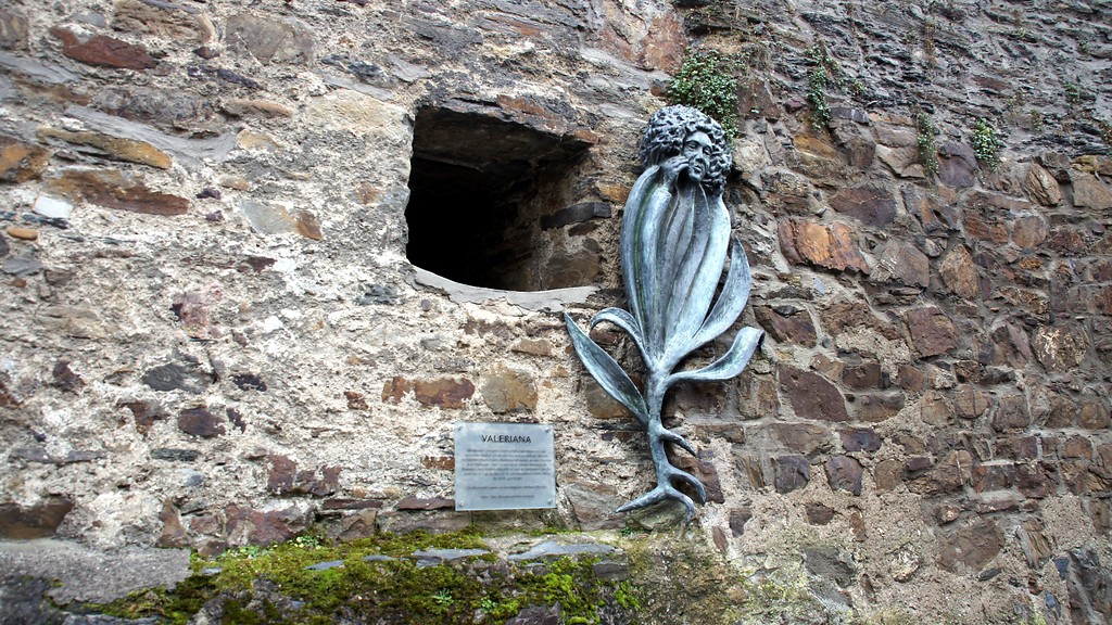 Bronzeskulptur Valeriana an der Stadtmauer Ahrweiler (2015).