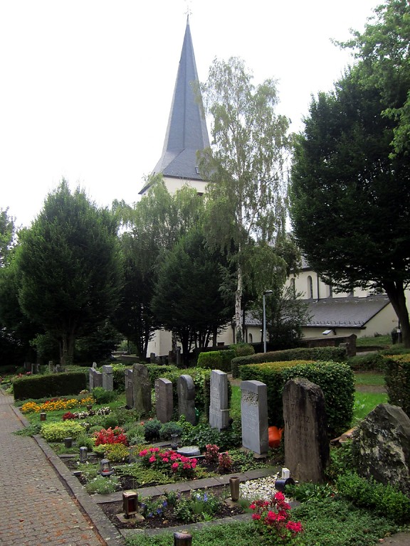 Pfarrkirche Sankt Walburga in Bornheim-Walberberg vom benachbarten Friedhof aus gesehen (2013)