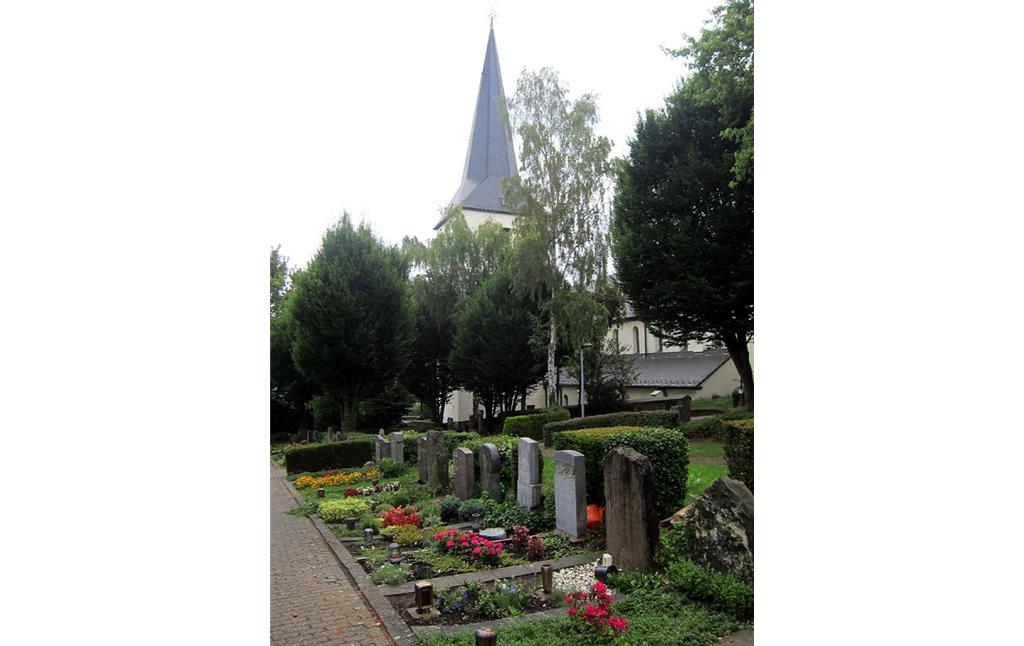 Pfarrkirche Sankt Walburga in Bornheim-Walberberg vom benachbarten Friedhof aus gesehen (2013)