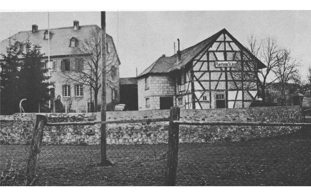 Historische Aufnahme des alten Kelberger Pfarrheims St. Josef mit dem ehemaligen Wirtschaftsgebäude (nach 1927).