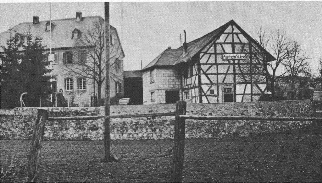Historische Aufnahme des alten Kelberger Pfarrheims St. Josef mit dem ehemaligen Wirtschaftsgebäude (nach 1927).