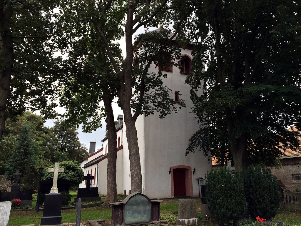 Die Johannes-der-Täufer Kirche mit Grabstätte in Kleinbüllesheim bei Euskirchen (2014)