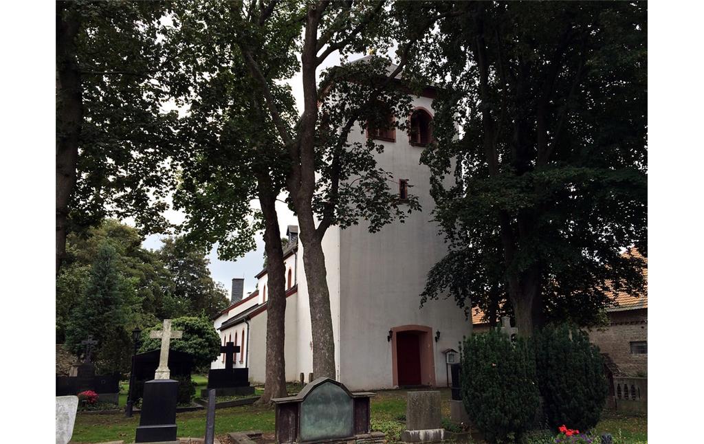 Die Johannes-der-Täufer Kirche mit Grabstätte in Kleinbüllesheim bei Euskirchen (2014)