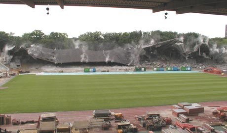 Die Sprengung der Westribüne des früheren Müngersdorfer Stadions in Köln, während der Umbauarbeiten am 23.05.2002.