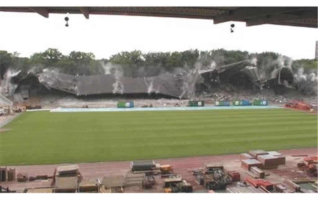 Die Sprengung der Westribüne des früheren Müngersdorfer Stadions in Köln, während der Umbauarbeiten am 23.05.2002.