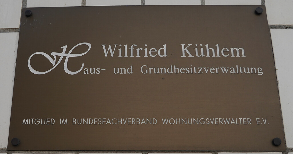 Schild am Geschäftshaus des ehemaligen Schwimmers Wilfried Kühlem in der Rupertusstraße in Köln-Deutz (2022)